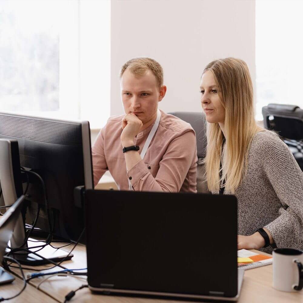 freedos-it-gmbh-freiburg-karlsruhe-business-woman-man-pc-analyse Mitarbeiter bei der Analyse bei freedos IT GmbH in Freiburg und Karlsruhe
