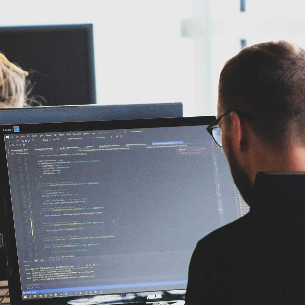 freedos-it-gmbh-freiburg-karlsruhe-software-developer-quellcode-laptop Zusammenarbeit in der Entwicklung bei der freedos IT GmbH in Freiburg und Karlsruhe